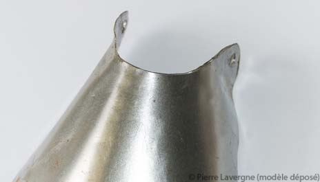 Découpe parabolique de la lame inox et pliage épousant la forme du tube de l'arbre.
